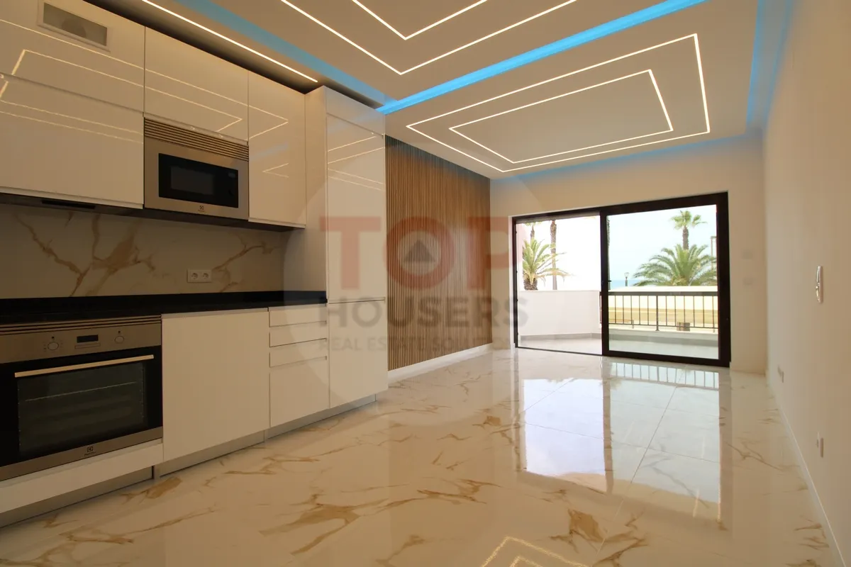 Apartamento T3 Remodelado na Primeira Linha de Mar – Quarteira